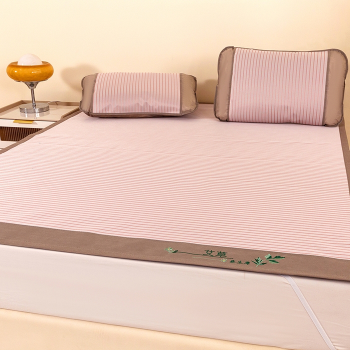 91家纺网 家纺一手货源 找家纺 丹兰 2025新款碳光冰丝席三件套竹席冰藤席艾草席学生席双人床凉席 碳光条纹 粉