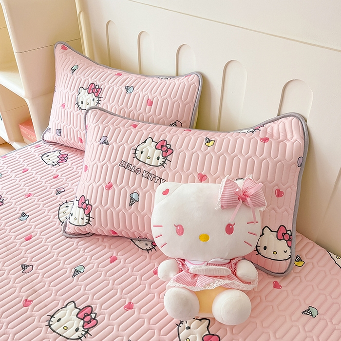 91家纺网 家纺一手货源 找家纺 金爱家2025新款A类三丽鸥高品质可组合凉感丝乳胶席牛奶丝针织棉软糯夏被四件套 乳胶席-粉粉甜筒kitty