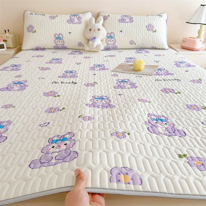 91家纺网 家纺一手货源 找家纺 雯豆2025夏季新品0.4乳胶凉席平铺款三件套凉感丝小清新印花席梦思床罩 乳胶凉席-妮娜兔