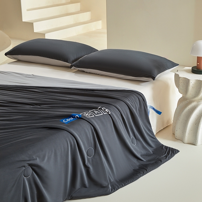 91家纺网 家纺一手货源 找家纺 金爱家2025新款A类高品质冰冰凉雪花冰感凉皮双面加倍透气孔氨纶凉感夏被 冰感凉皮-高级灰（加倍透气）