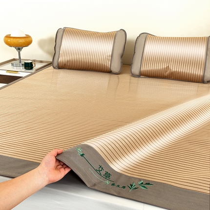 91家纺网 家纺一手货源 找家纺 丹兰 2025新款碳光冰丝席三件套竹席冰藤席艾草席学生席双人床凉席 碳光条纹 金