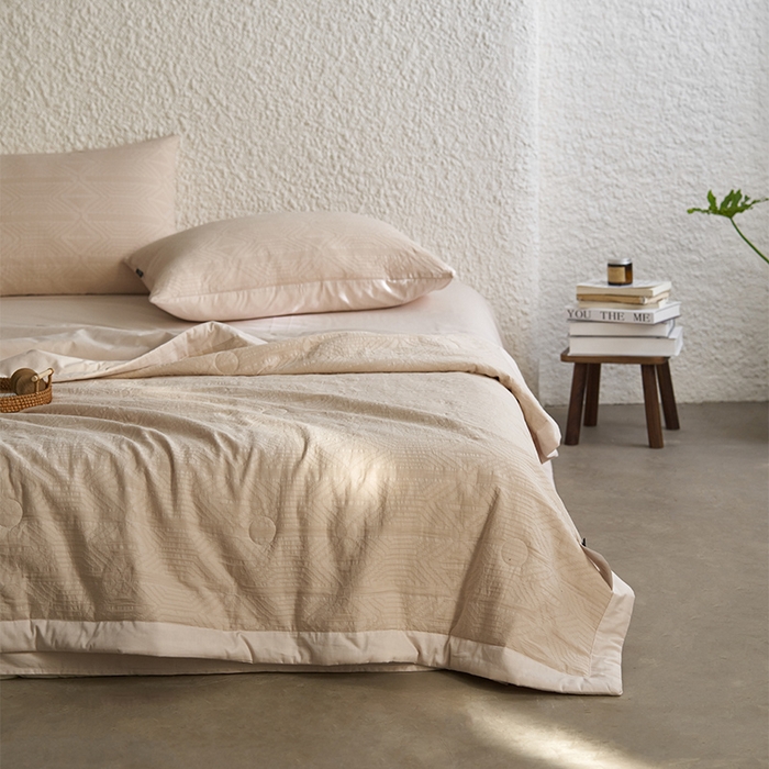 91家纺网 家纺一手货源 找家纺 宜代光年 2025新款60s水洗棉提花夏被套件 艾迪-咖