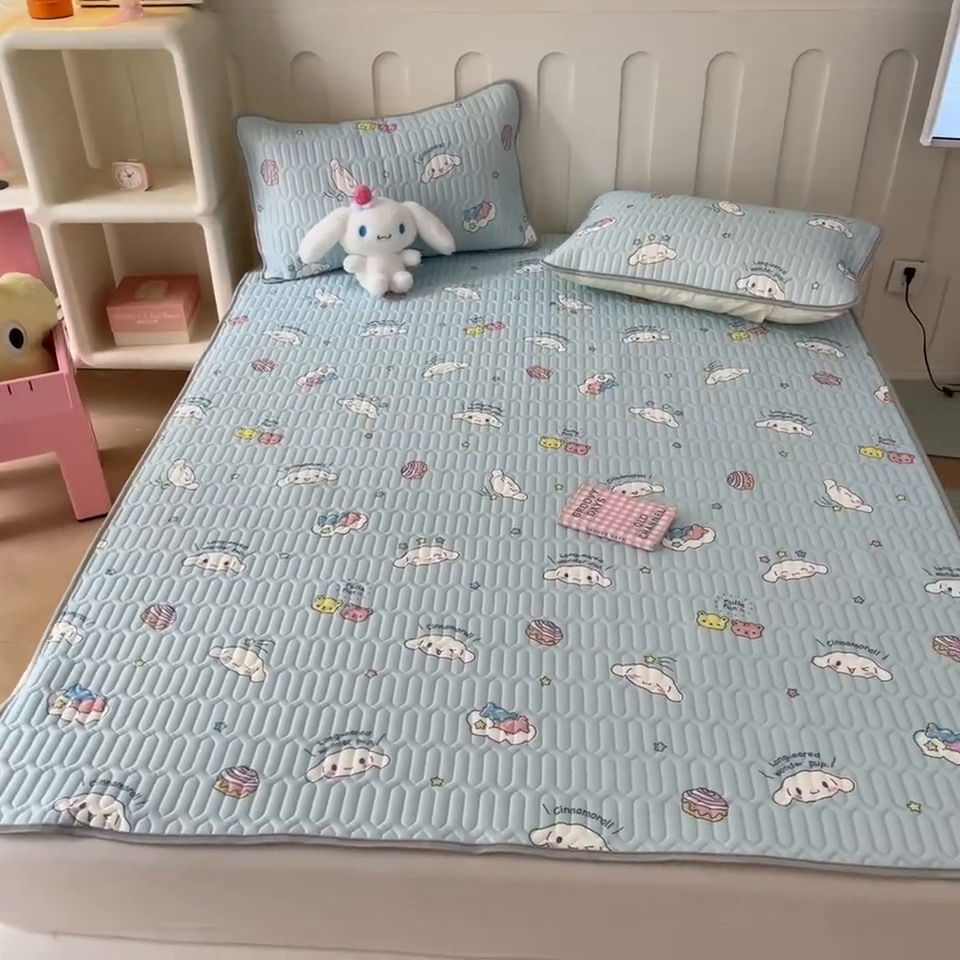 91家纺网 家纺一手货源 找家纺 金爱家2025新款A类三丽鸥高品质可组合凉感丝乳胶席牛奶丝针织棉软糯夏被四件套 乳胶席-蓝甜玉桂狗