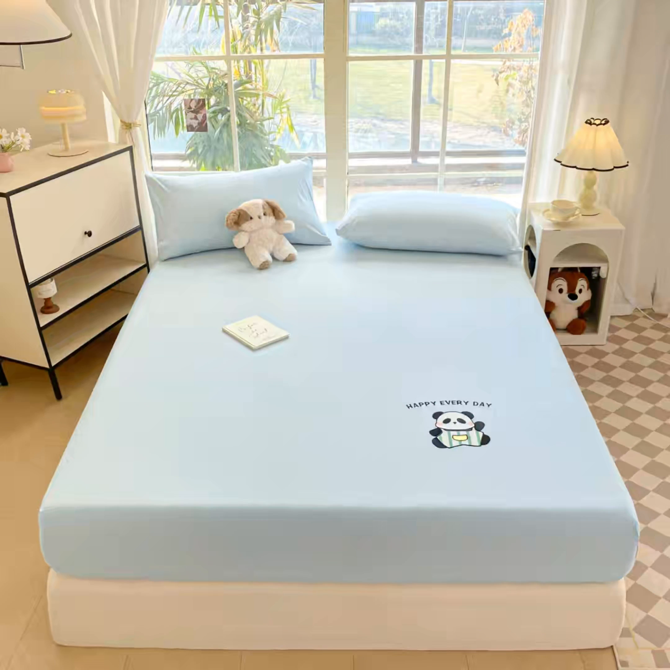 91家纺网 家纺一手货源 找家纺 莱通家纺 2025新款新疆纯色绣花床笠 熊宝-浅蓝