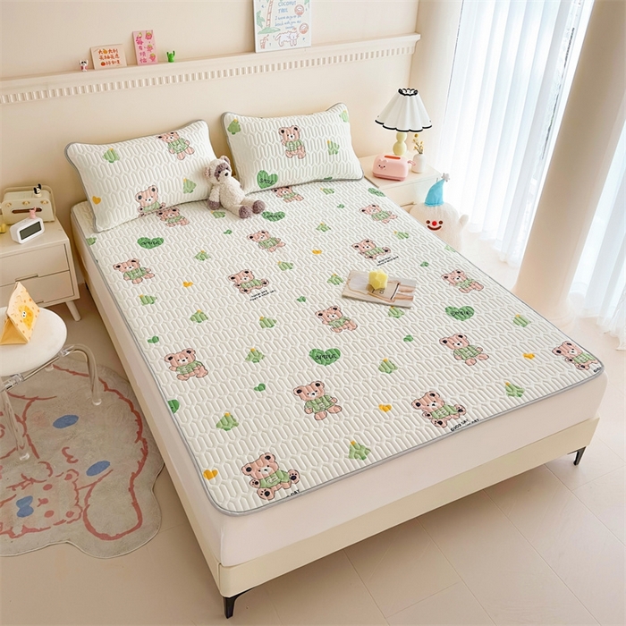 91家纺网 家纺一手货源 找家纺 雯豆2025夏季新品0.4乳胶凉席平铺款三件套凉感丝小清新印花席梦思床罩 乳胶凉席-小树熊