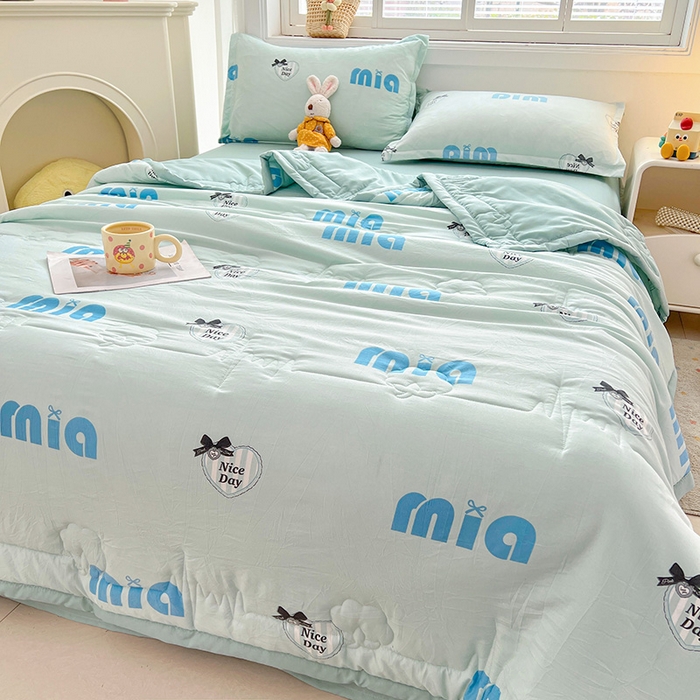 91家纺网 家纺一手货源 找家纺 2025新款A类印花手包边凌香新疆棉花夏被 凌香字母