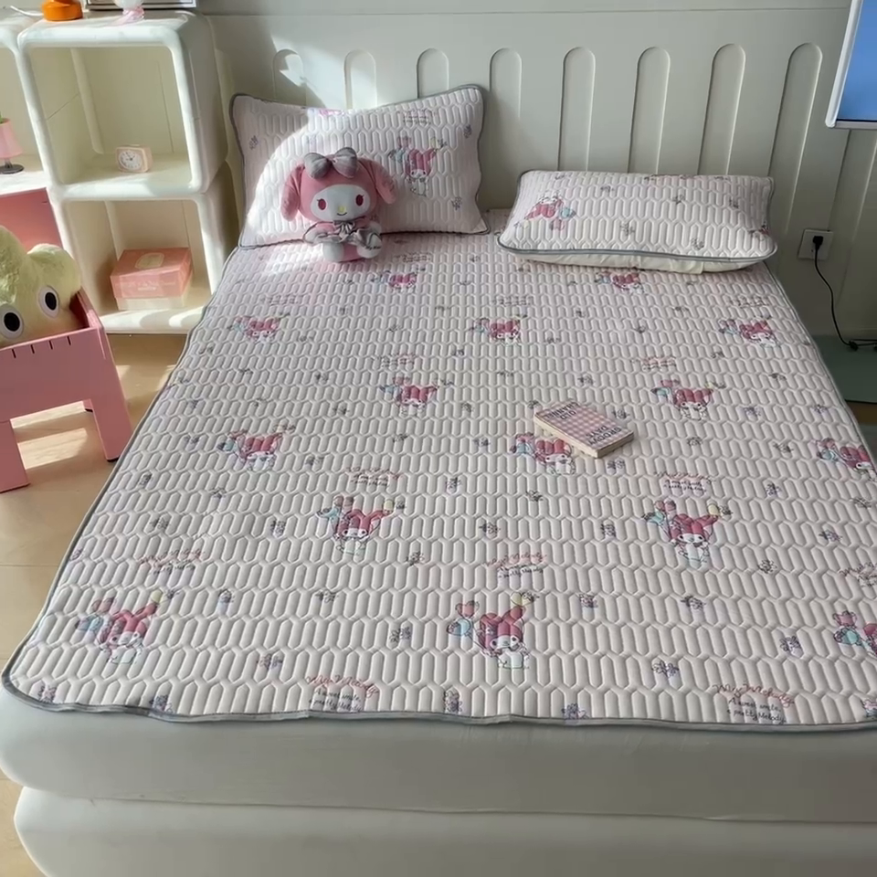 91家纺网 家纺一手货源 找家纺 （总）金爱家2025新款A类三丽鸥高品质可组合凉感丝乳胶席牛奶丝针织棉软糯夏被四件套