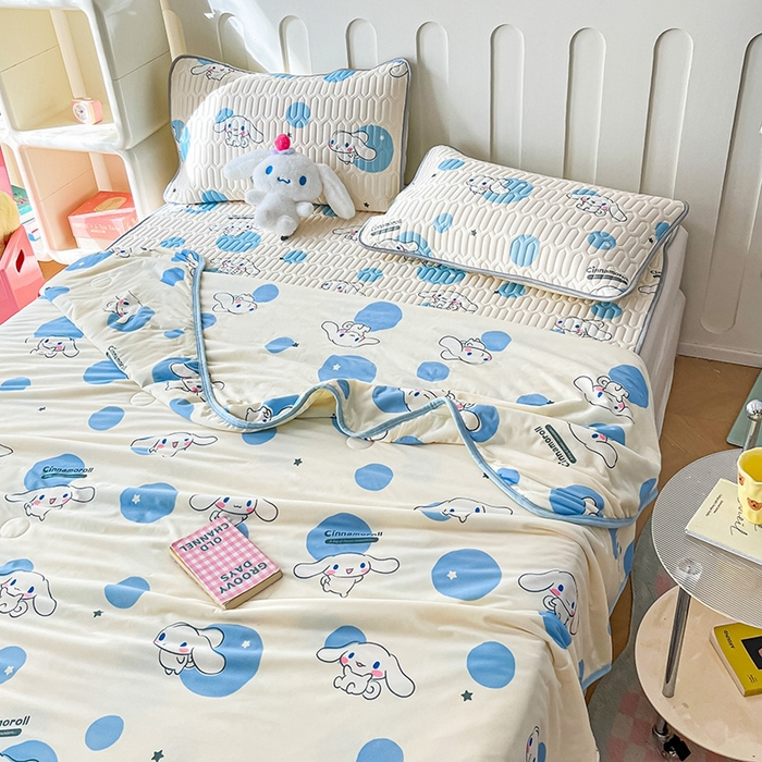 91家纺网 家纺一手货源 找家纺 金爱家2025新款A类三丽鸥高品质可组合凉感丝乳胶席牛奶丝针织棉软糯夏被四件套 乳胶席-蓝蓝波点玉桂狗