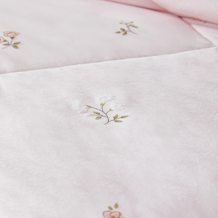 91家纺网 家纺一手货源 找家纺 欧朵家纺 2025新款A类奶小棉立体印花夏被 粉黛