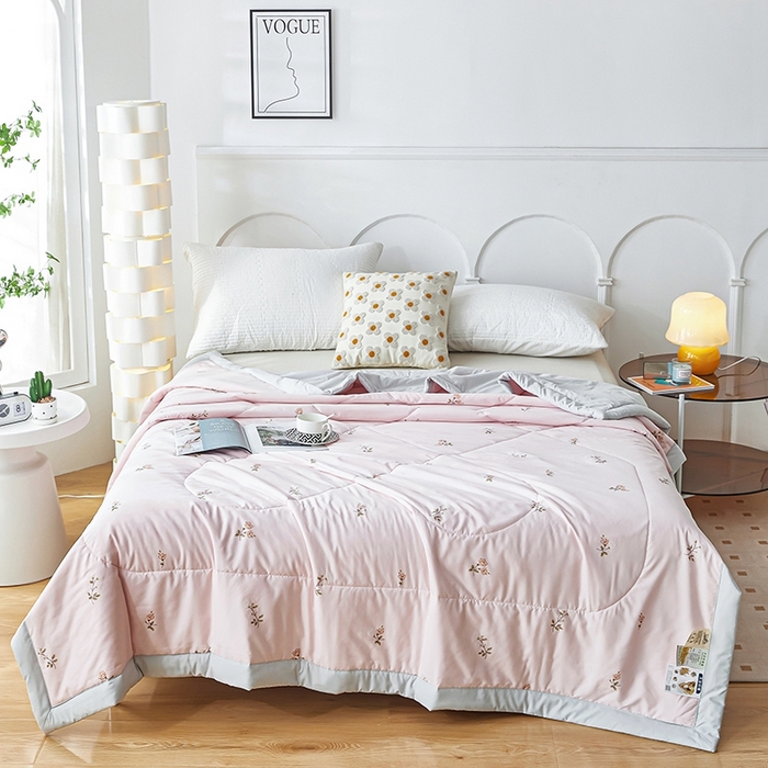 91家纺网 家纺一手货源 找家纺 欧朵家纺 2025新款A类奶小棉立体印花夏被 粉黛