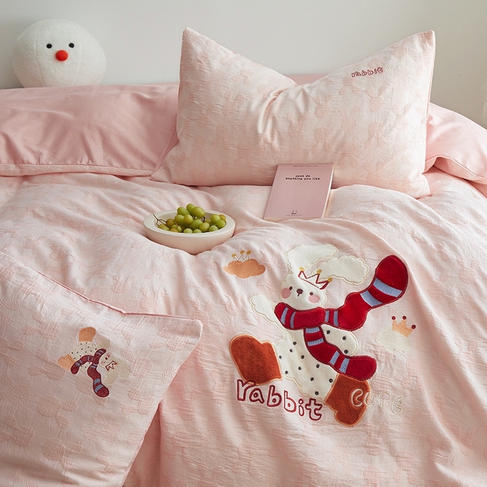 91家纺网 家纺一手货源 找家纺 怡家居 2025新款色织大提花贴布绣四件套 围巾小兔