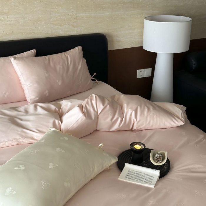 91家纺网 家纺一手货源 找家纺 鹿班家居 2025春夏款100S长绒棉精美提花系列-奶油樱桃-场景二 【标准会员-20元】 奶油樱桃-粉色-场景二