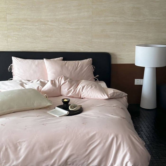 91家纺网 家纺一手货源 找家纺 鹿班家居 2025春夏款100S长绒棉精美提花系列-奶油樱桃-场景二 【标准会员-20元】 奶油樱桃-粉色-场景二