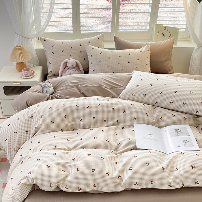 91家纺网 家纺一手货源 找家纺 宜家坊 2025全棉13070单被套印花小清新卡通碎花纯棉单品被套枕套（有预缩售后无忧 免费提供买家秀） 樱桃格子红