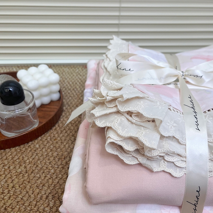 91家纺网 家纺一手货源 找家纺 荣轩家居 2025新款全棉双层纱镂空花边工艺款四件套 芳华