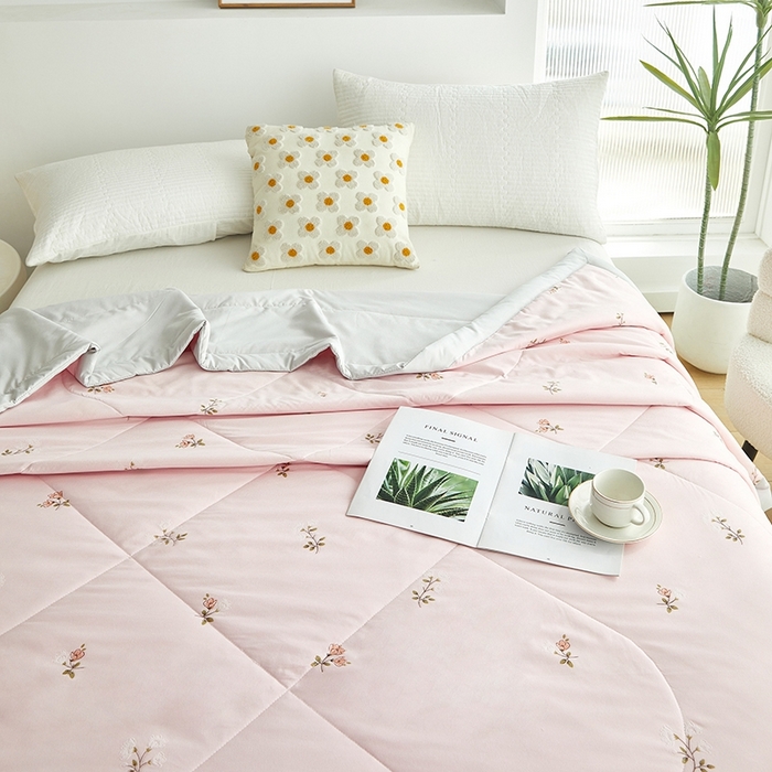 91家纺网 家纺一手货源 找家纺 （总）欧朵家纺 2025新款A类奶小棉立体印花夏被