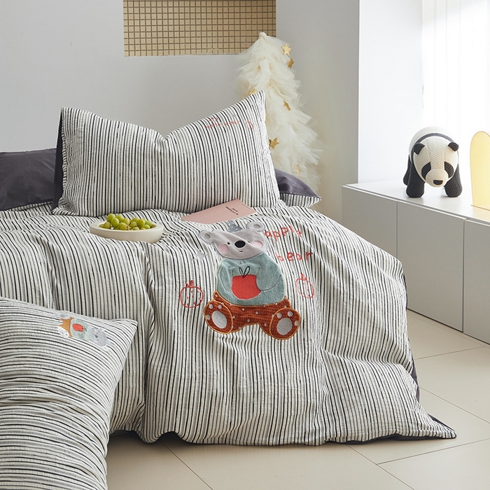 91家纺网 家纺一手货源 找家纺 怡家居 2025新款色织大提花贴布绣四件套 呆萌熊-黑