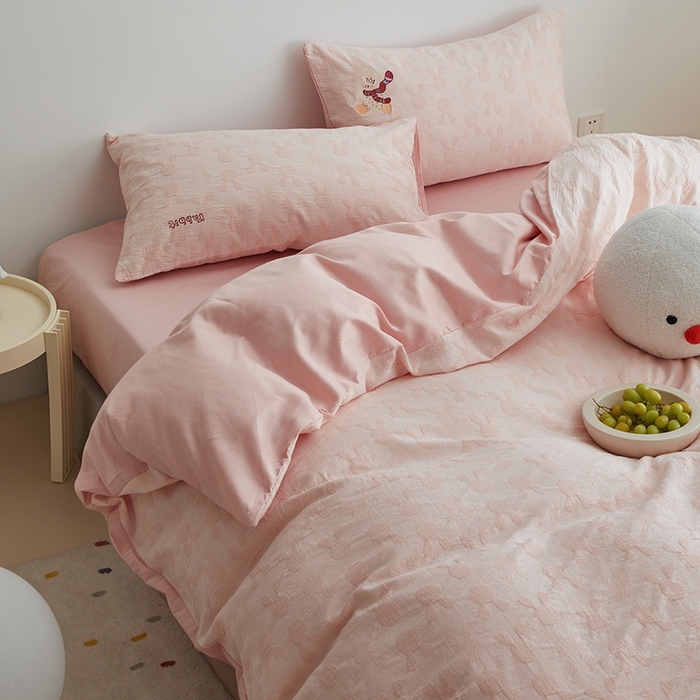 91家纺网 家纺一手货源 找家纺 怡家居 2025新款色织大提花贴布绣四件套 围巾小兔