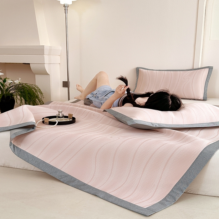 91家纺网 家纺一手货源 找家纺 网客家纺 2025新款高分子PE（聚乙烯）提花凉感软席 曲谧时光-粉