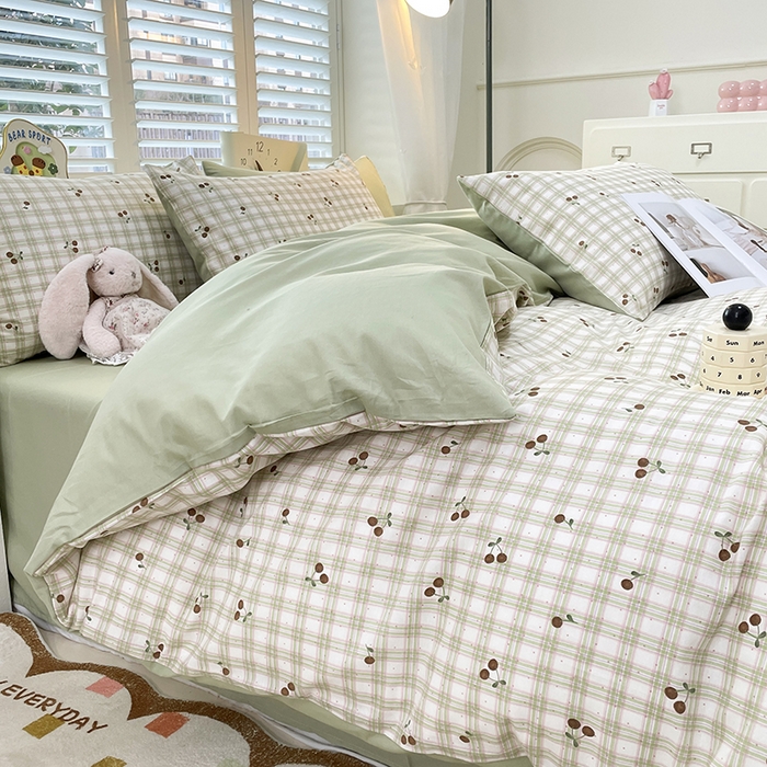 91家纺网 家纺一手货源 找家纺 宜家坊 2025热款全棉四件套学生床三件套单品床单床笠单被套印花小清新卡通碎花纯棉三四件套 樱桃格子绿