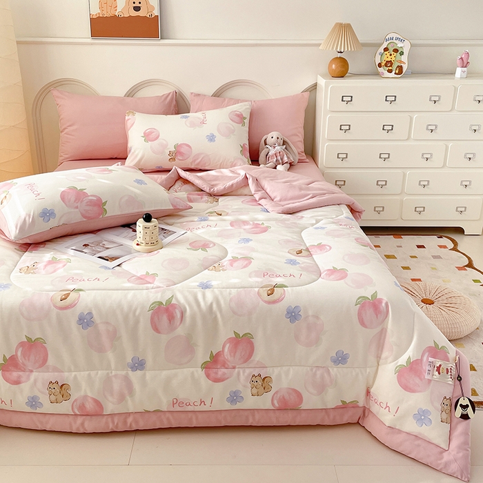 91家纺网 家纺一手货源 找家纺 丫丫2025全棉夏被碎花卡通小清新简约纯棉夏凉被夏被四件套三件套风格三 蜜桃松鼠