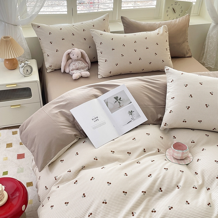 91家纺网 家纺一手货源 找家纺 宜家坊 2025热款全棉四件套学生床三件套单品床单床笠单被套印花小清新卡通碎花纯棉三四件套 樱桃格子红