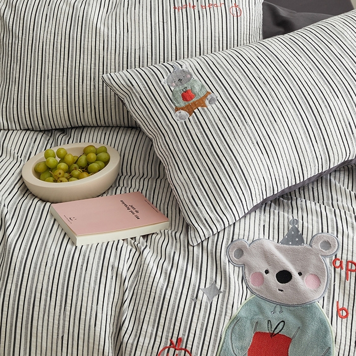 91家纺网 家纺一手货源 找家纺 怡家居 2025新款色织大提花贴布绣四件套 呆萌熊-黑