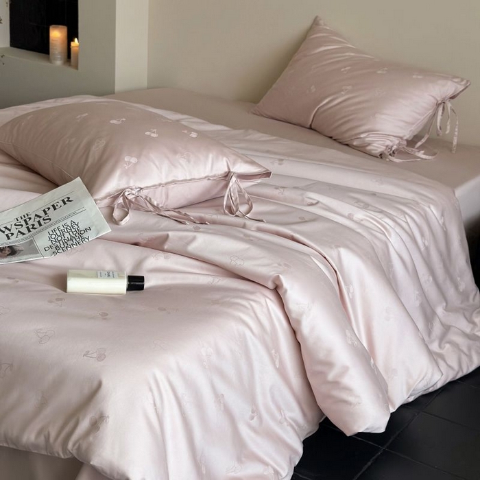 91家纺网 家纺一手货源 找家纺 鹿班家居 2025春夏款100S长绒棉精美提花系列-奶油樱桃-场景一【标准会员-20元】 奶油樱桃-粉色-场景一