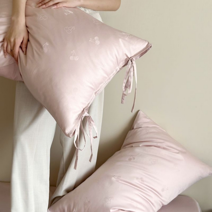 91家纺网 家纺一手货源 找家纺 鹿班家居 2025春夏款100S长绒棉精美提花系列-奶油樱桃-场景一【标准会员-20元】 奶油樱桃-粉色-场景一