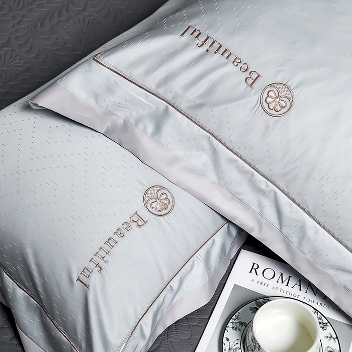 91家纺网 家纺一手货源 找家纺 U品汇 2025新款60支双股120s天丝棉提花莱赛尔纤维刺绣花四件套纯棉全棉凉感丝滑（罗宾） 罗宾-海湾蓝