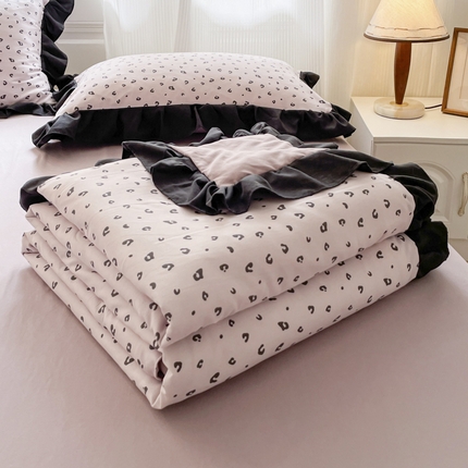 91家纺网 家纺一手货源 找家纺 首尔家纺 2025新款赫本风针织双层纱夏被系列 小豹纹粉