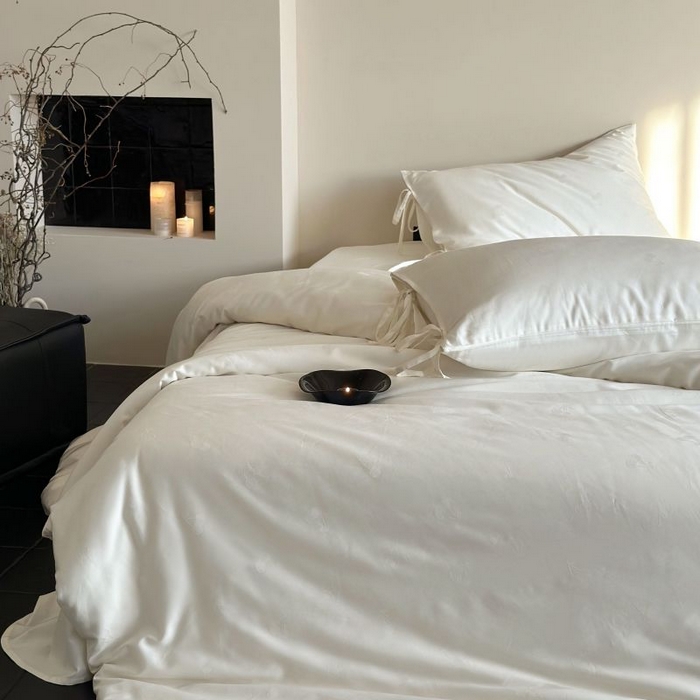 91家纺网 家纺一手货源 找家纺 （总）鹿班家居 2025春夏款100S长绒棉精美提花系列-奶油樱桃-场景一【标准会员-20元】