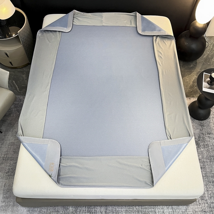 91家纺网 家纺一手货源 找家纺 航途席业 2025新款凉席三明治刺绣可水洗碳光冰丝席宽包边艾香系列 艾草刺绣藤席千鸟格床笠款蓝色