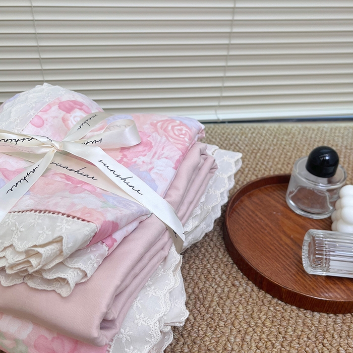 91家纺网 家纺一手货源 找家纺 荣轩家居 2025新款全棉双层纱镂空花边工艺款四件套 颜花朝