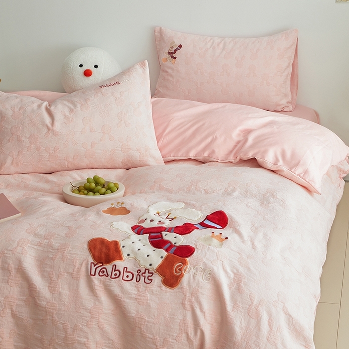 91家纺网 家纺一手货源 找家纺 怡家居 2025新款色织大提花贴布绣四件套 围巾小兔