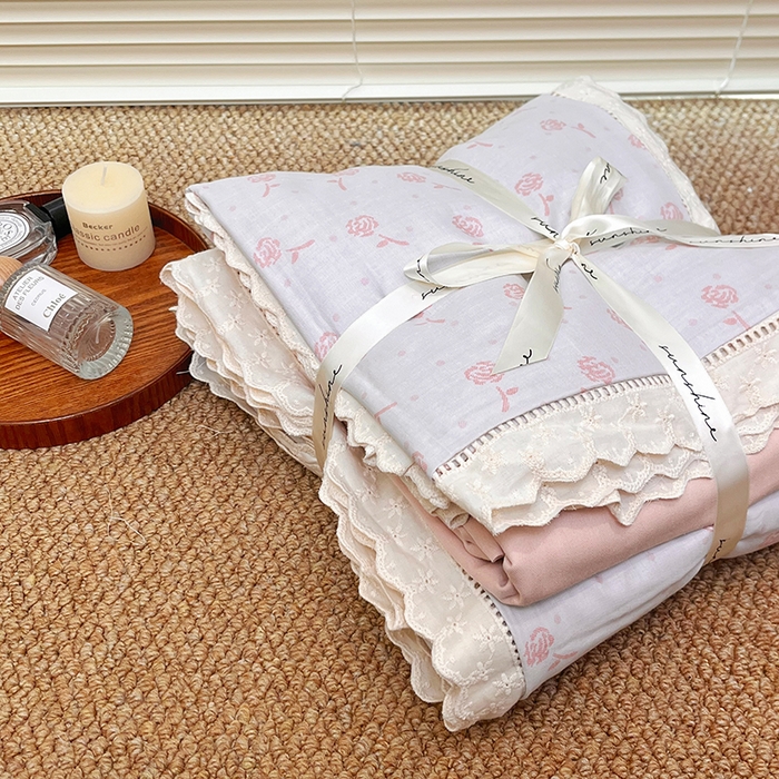 91家纺网 家纺一手货源 找家纺 荣轩家居 2025新款全棉双层纱镂空花边工艺款四件套 樱桃玫瑰-粉