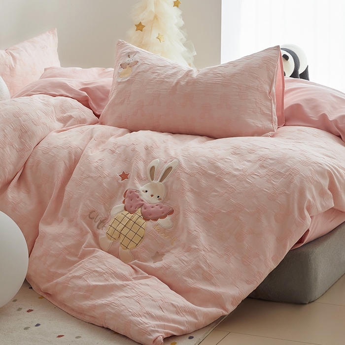 91家纺网 家纺一手货源 找家纺 怡家居 2025新款色织大提花贴布绣四件套 可爱兔-粉