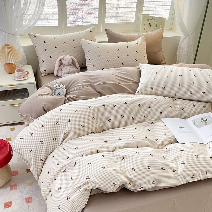 91家纺网 家纺一手货源 找家纺 宜家坊 2025全棉13070单被套印花小清新卡通碎花纯棉单品被套枕套（有预缩售后无忧 免费提供买家秀） 樱桃格子红