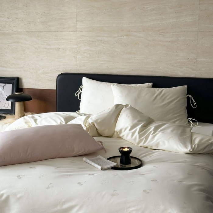 91家纺网 家纺一手货源 找家纺 鹿班家居 2025春夏款100S长绒棉精美提花系列-奶油樱桃-场景二 【标准会员-20元】 奶油樱桃-白色-场景二