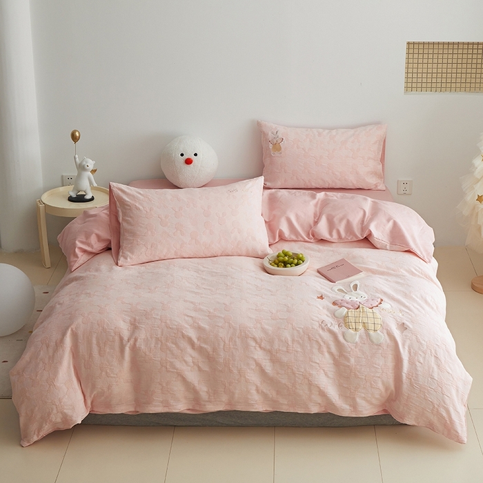 91家纺网 家纺一手货源 找家纺 怡家居 2025新款色织大提花贴布绣四件套 可爱兔-粉