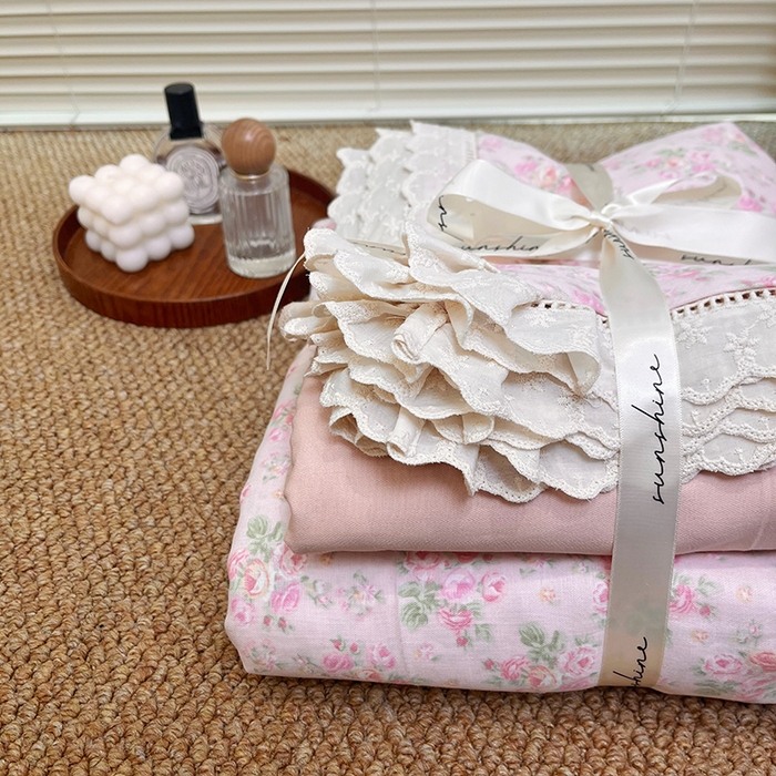 91家纺网 家纺一手货源 找家纺 荣轩家居 2025新款全棉双层纱镂空花边工艺款四件套 清晨茉莉