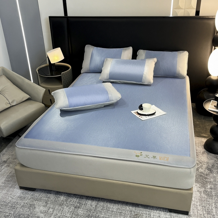 91家纺网 家纺一手货源 找家纺 航途席业 2025新款凉席三明治刺绣可水洗碳光冰丝席宽包边艾香系列 艾草刺绣藤席千鸟格床笠款蓝色