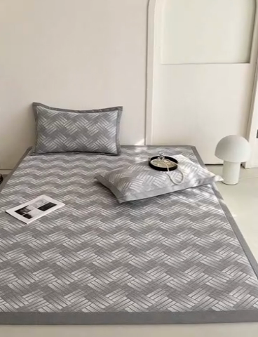 91家纺网 家纺一手货源 找家纺 网客家纺 2025新款高分子PE（聚乙烯）提花凉感软席 几何梦镜