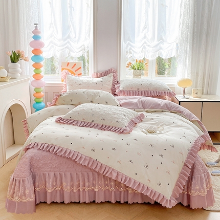 提花大世界 2025直播热款A类针织棉双层纱夹棉床盖床裙花边单件三件四件套 爱心约会