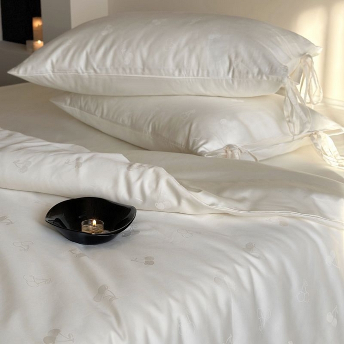 91家纺网 家纺一手货源 找家纺 （总）鹿班家居 2025春夏款100S长绒棉精美提花系列-奶油樱桃-场景一【标准会员-20元】