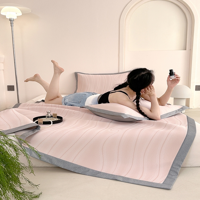 91家纺网 家纺一手货源 找家纺 网客家纺 2025新款高分子PE（聚乙烯）提花凉感软席 曲谧时光-粉