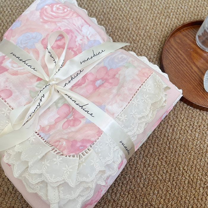 91家纺网 家纺一手货源 找家纺 荣轩家居 2025新款全棉双层纱镂空花边工艺款四件套 颜花朝