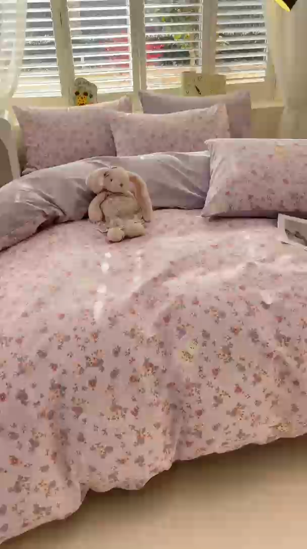 91家纺网 家纺一手货源 找家纺 宜家坊 2025热款全棉四件套学生床三件套单品床单床笠单被套印花小清新卡通碎花纯棉三四件套 紫荆花猫