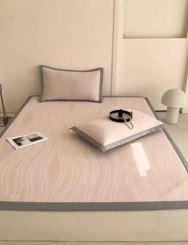 91家纺网 家纺一手货源 找家纺 网客家纺 2025新款高分子PE（聚乙烯）提花凉感软席 曲谧时光-粉