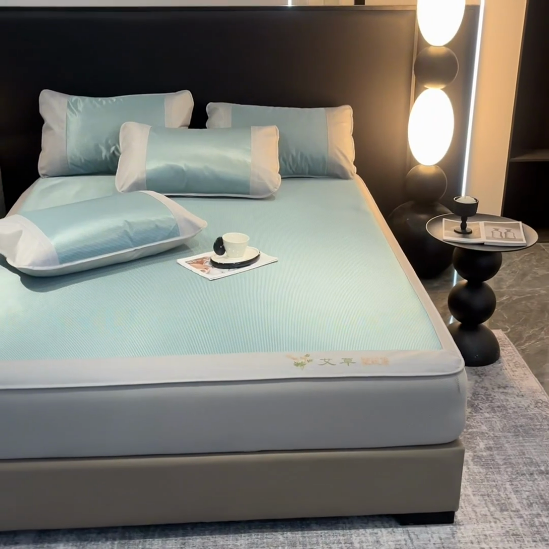 91家纺网 家纺一手货源 找家纺 航途席业 2025新款刺绣可水洗碳光冰丝席宽包边无纺布冰丝席艾香系列 艾草刺绣藤席千鸟格床笠款绿色